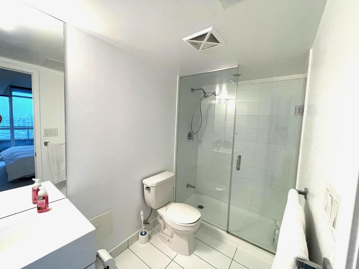 Three-Bedroom Condo With Free Parking Nearby Cn Tower With Lake View Торонто Екстериор снимка