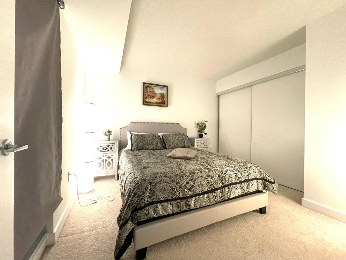 Three-Bedroom Condo With Free Parking Nearby Cn Tower With Lake View Торонто Екстериор снимка