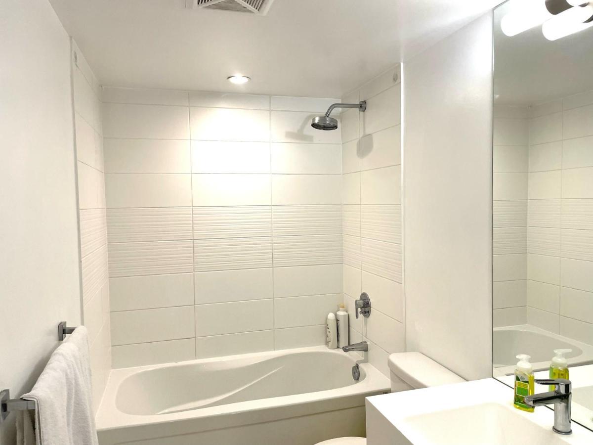Three-Bedroom Condo With Free Parking Nearby Cn Tower With Lake View Торонто Екстериор снимка