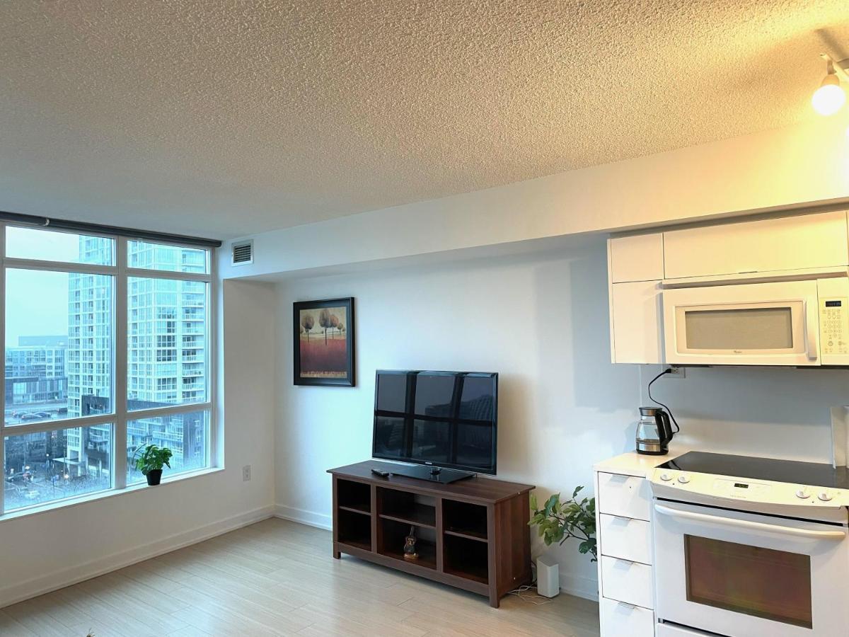 Three-Bedroom Condo With Free Parking Nearby Cn Tower With Lake View Торонто Екстериор снимка