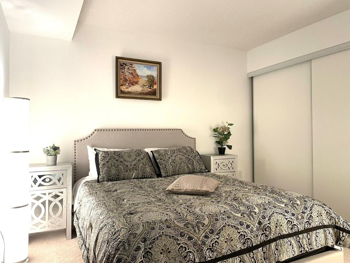 Three-Bedroom Condo With Free Parking Nearby Cn Tower With Lake View Торонто Екстериор снимка
