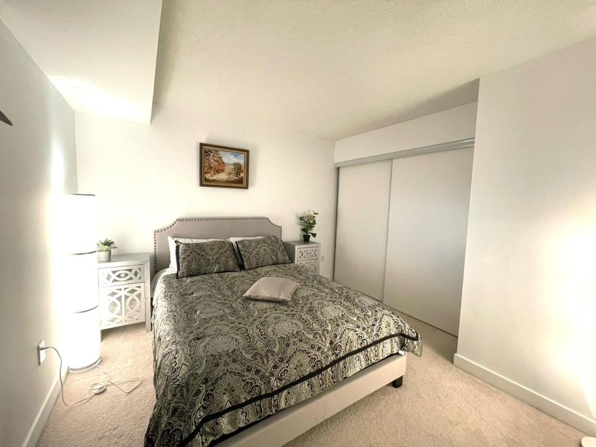 Three-Bedroom Condo With Free Parking Nearby Cn Tower With Lake View Торонто Екстериор снимка