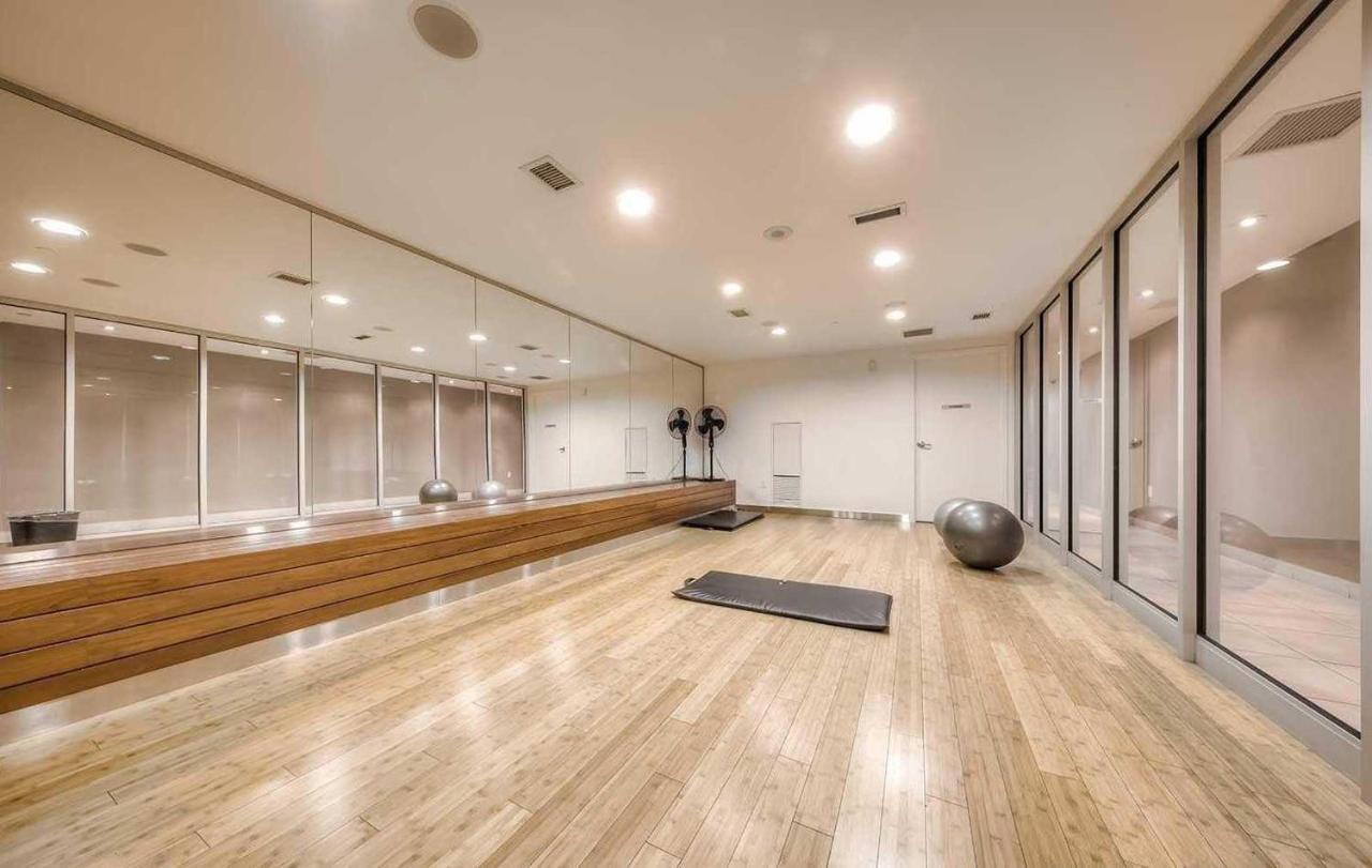 Three-Bedroom Condo With Free Parking Nearby Cn Tower With Lake View Торонто Екстериор снимка