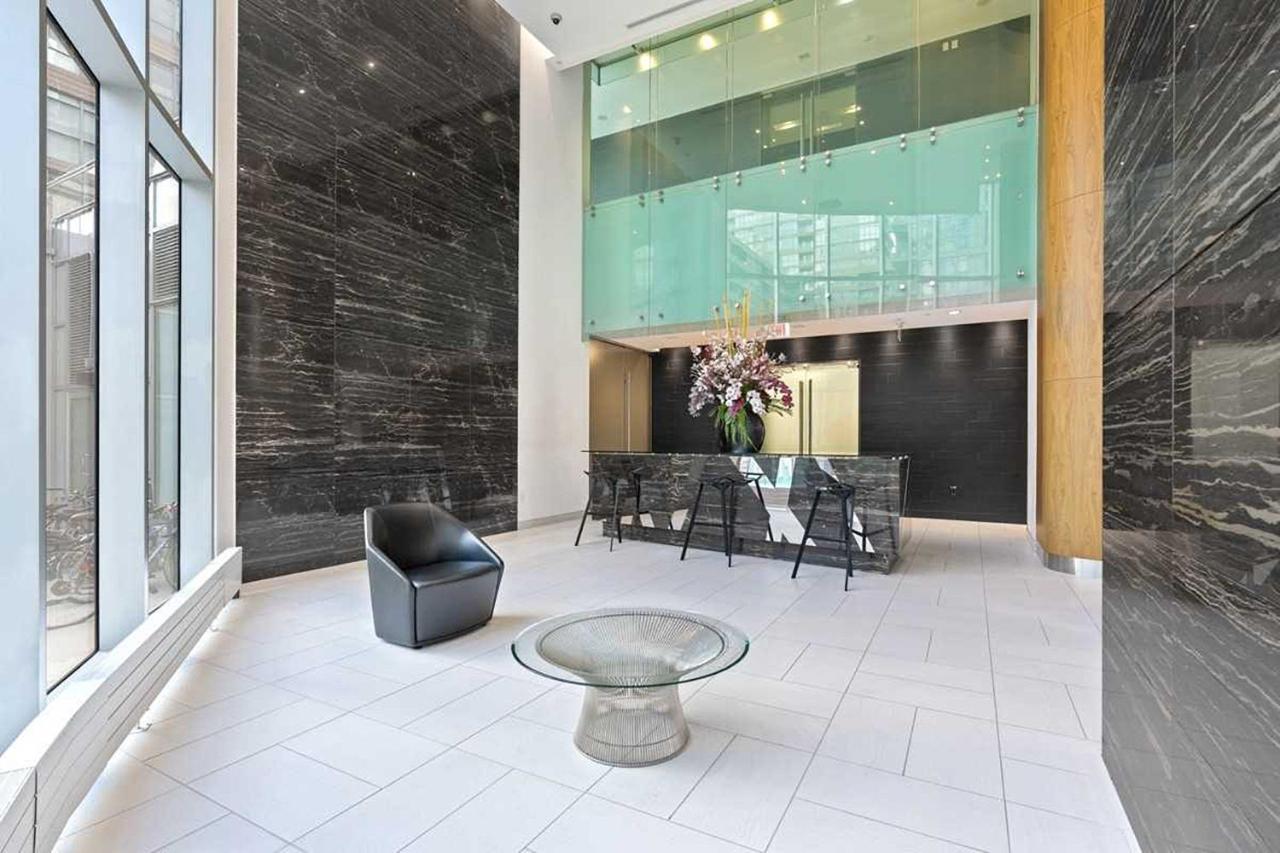 Three-Bedroom Condo With Free Parking Nearby Cn Tower With Lake View Торонто Екстериор снимка