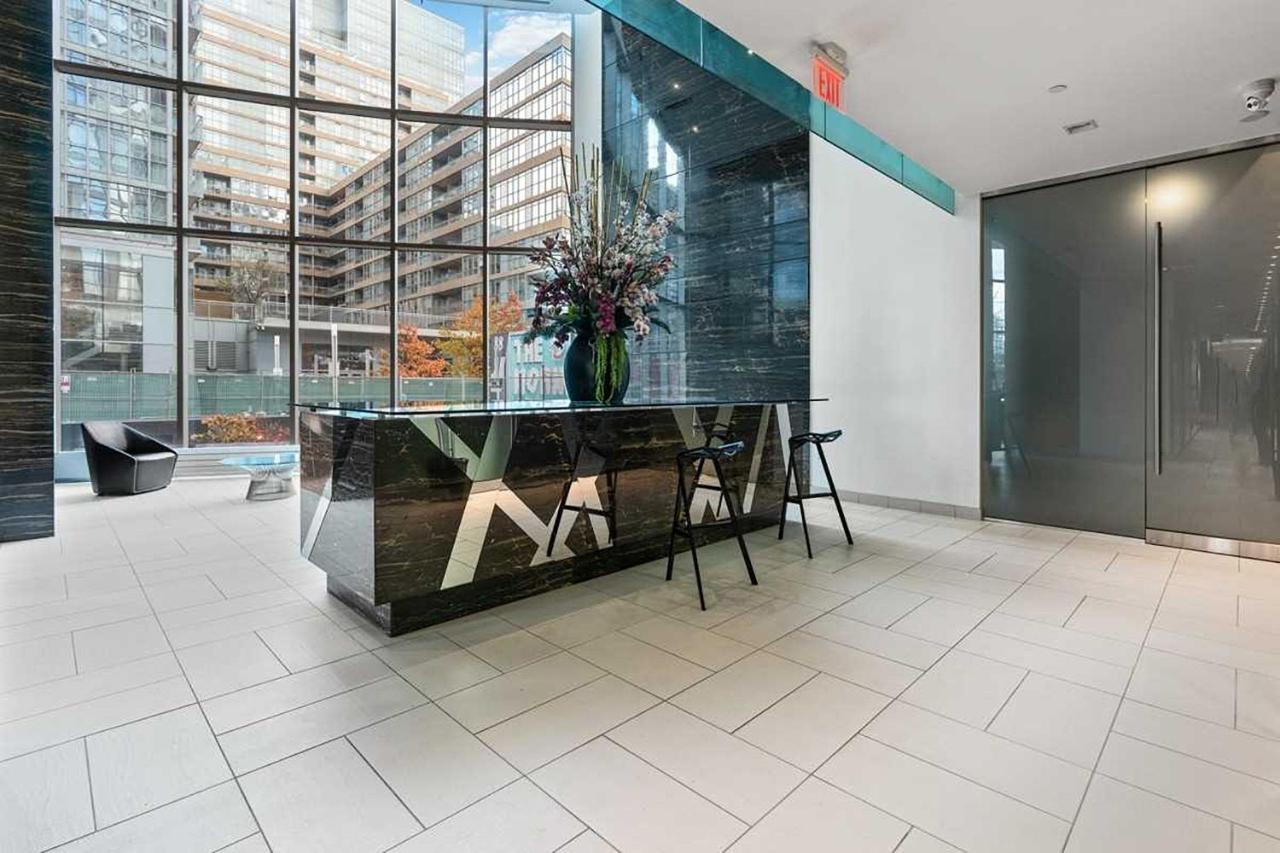 Three-Bedroom Condo With Free Parking Nearby Cn Tower With Lake View Торонто Екстериор снимка