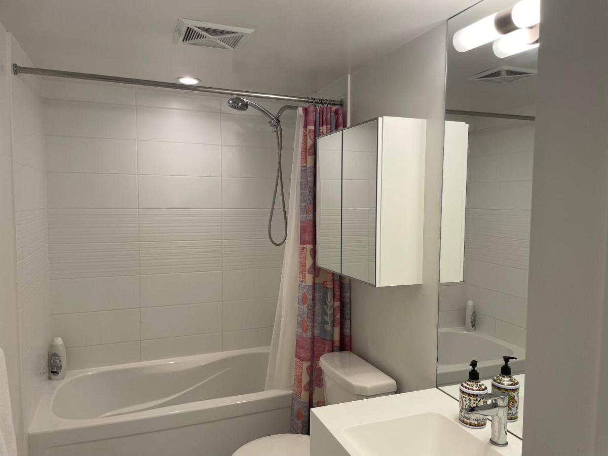 Three-Bedroom Condo With Free Parking Nearby Cn Tower With Lake View Торонто Екстериор снимка