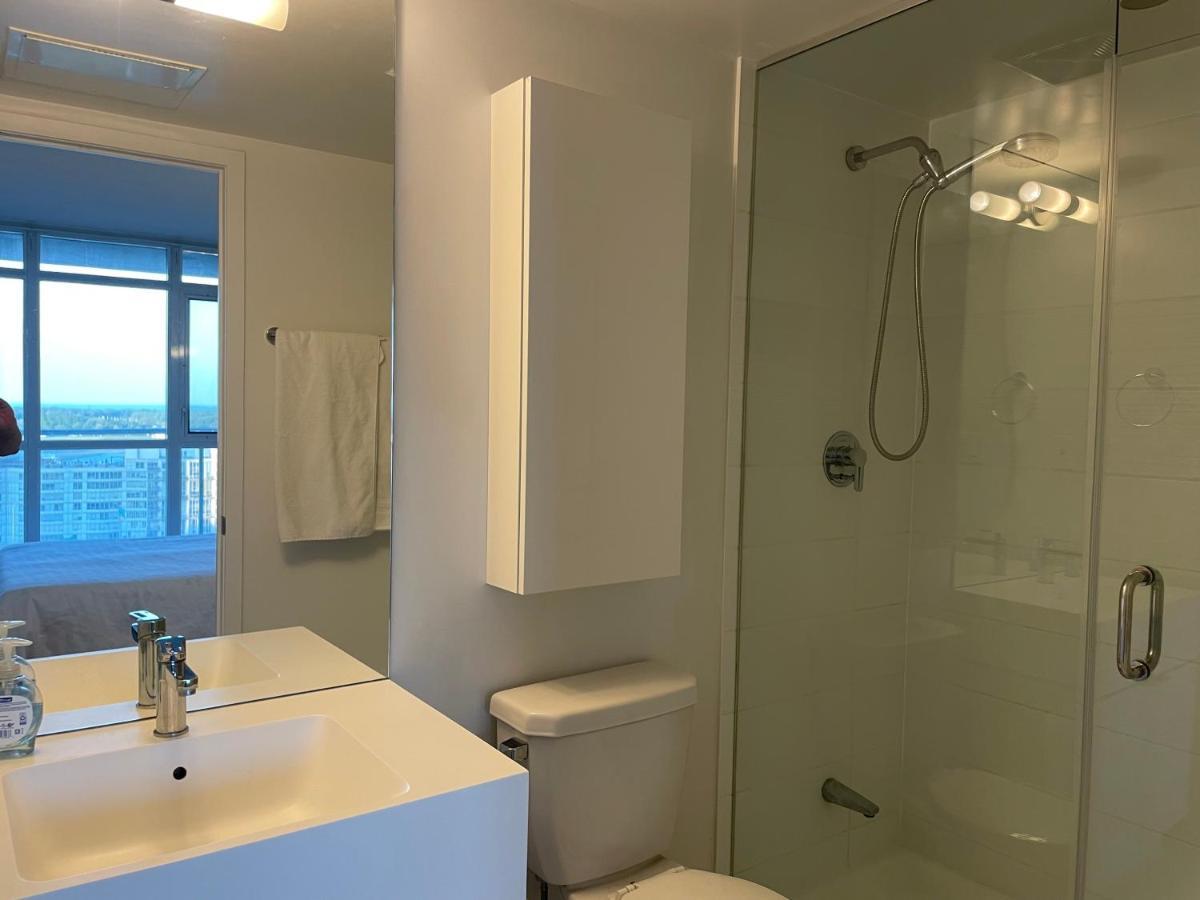 Three-Bedroom Condo With Free Parking Nearby Cn Tower With Lake View Торонто Екстериор снимка